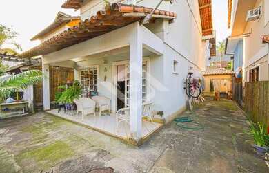 Imagem: A casa possui 4 Dormitórios, 1 Banheiro, 2 Vagas na garagem