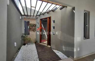 Imagem: A casa possui 3 Dormitórios, 3 Banheiros, 4 Vagas na garagem