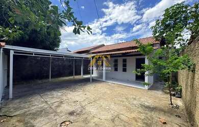 Imagem: A casa possui 3 Dormitórios, 2 Banheiros, 1 Vaga na garagem