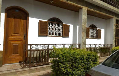 Imagem: A casa possui 2 Dormitórios, 1 Banheiro, 1 Vaga na garagem