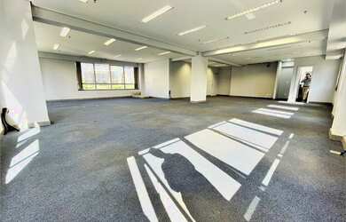 Imagem: O depósito possui 3 Vagas na garagem e 196m² de Área e está