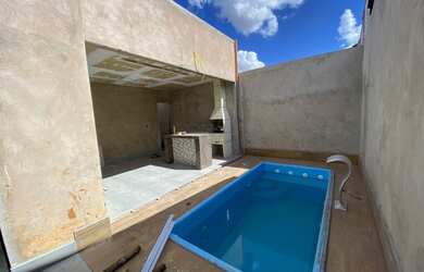 Imagem 1: JL-Vendo linda casa com piscina, pé direito alto, porcelanato na QNL...