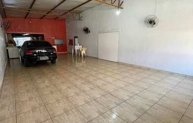 Imagem: A casa possui 3 Dormitórios, 3 Banheiros, 360m² de Área e