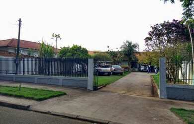 Imagem: A casa possui 3 Dormitórios, 2 Banheiros, 5 Vagas na garagem