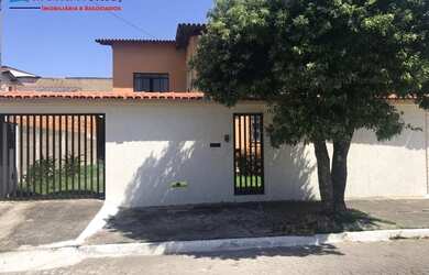 Imagem: A casa possui 4 Dormitórios, 2 Banheiros, 4 Vagas na garagem