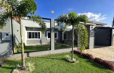 Imagem: A casa possui 3 Dormitórios, 2 Banheiros, 4 Vagas na garagem