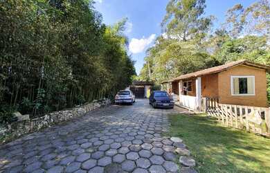 Imagem: O terreno possui 1.500m² de Área e está localizado em Embu