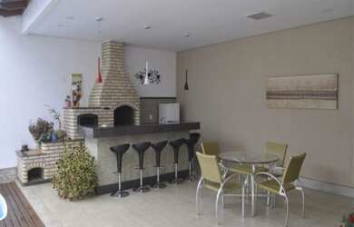 Imagem: A casa possui 4 Dormitórios, 4 Banheiros, 2 Vagas na garagem