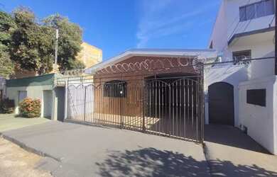 Imagem: A casa possui 3 Dormitórios, 1 Banheiro, 2 Vagas na garagem