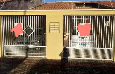 Imagem: A casa possui 3 Dormitórios, 2 Banheiros, 2 Vagas na garagem