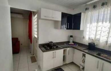 Imagem: A casa possui 2 Dormitórios, 1 Banheiro, 1 Vaga na garagem