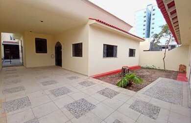 Imagem: A casa possui 2 Dormitórios, 3 Banheiros, 2 Vagas na garagem