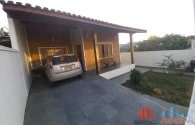 Imagem: A casa possui 2 Dormitórios, 1 Banheiro, 2 Vagas na garagem