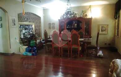 Imagem: A casa e possui 4 Dormitórios, Suítes, 5 Banheiros, 5 Vagas