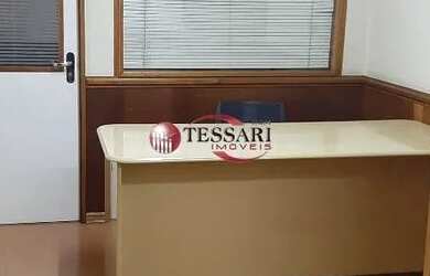 Imagem: O depósito para alugar possui 3 Vagas na garagem e 121m² de