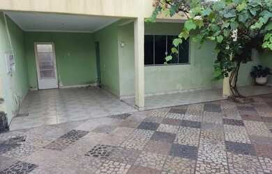 Imagem: A casa possui 2 Dormitórios, 2 Banheiros, 1 Vaga na garagem