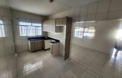 Imagem: A casa possui 3 Dormitórios, 1 Banheiro, 2 Vagas na garagem