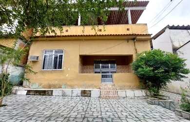 Imagem: A casa possui 3 Dormitórios, 2 Banheiros e está localizado