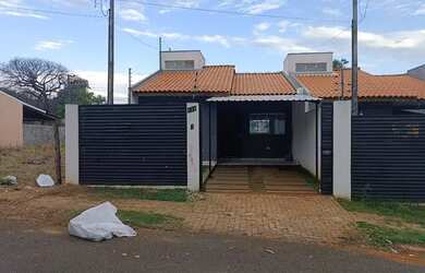 Imagem: A casa possui 2 Dormitórios, 1 Banheiro, 1 Vaga na garagem