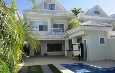 Imagem: A casa em condomínio possui 4 Dormitórios, 5 Banheiros, 2