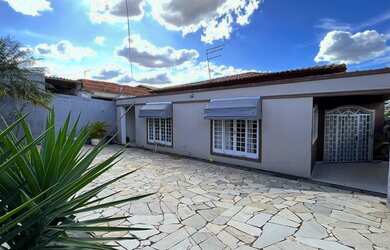 Imagem: A casa em condomínio possui 4 Dormitórios, 5 Banheiros, 4