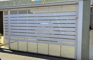 Imagem: A casa possui 3 Dormitórios, 3 Banheiros, 3 Vagas na garagem