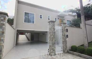 Imagem: A casa possui 3 Dormitórios, 1 Banheiro, 3 Vagas na garagem