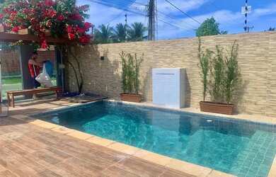 Imagem: A casa possui 4 Dormitórios, 5 Banheiros, 2 Vagas na garagem