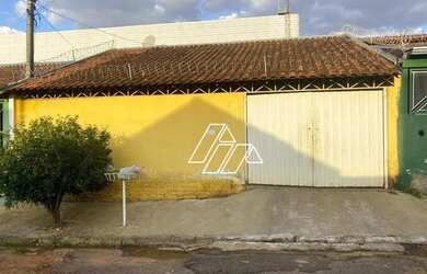 Imagem: A casa à venda possui 2 Dormitórios, 1 Banheiro, 3 Vagas na