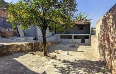 Imagem: A casa possui 3 Dormitórios, 1 Banheiro, 3 Vagas na garagem