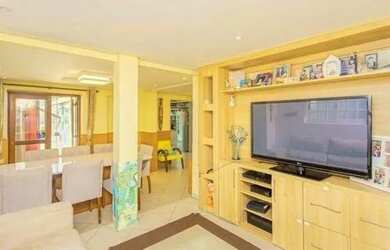 Imagem: A casa possui 3 Dormitórios, 2 Banheiros, 3 Vagas na garagem