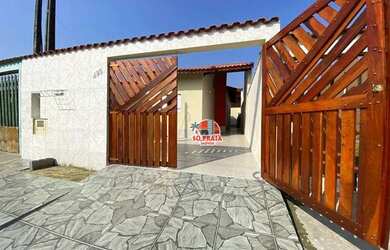 Imagem: A casa possui 2 Dormitórios, 2 Banheiros, 2 Vagas na garagem