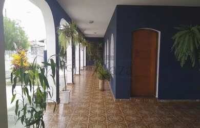 Imagem: A casa possui 5 Dormitórios, 4 Banheiros, 5 Vagas na garagem