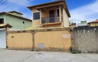 Imagem: A casa possui 3 Dormitórios, 3 Banheiros, 2 Vagas na garagem