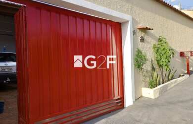 Imagem: A casa possui 3 Dormitórios, 2 Banheiros, 2 Vagas na garagem