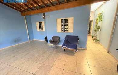 Imagem: A casa possui 3 Dormitórios, 1 Banheiro, 2 Vagas na garagem