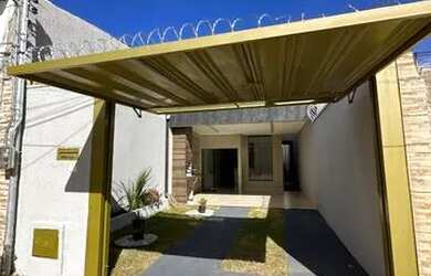 Imagem: A casa possui 2 Dormitórios, 2 Banheiros, 2 Vagas na garagem