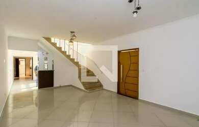 Imagem: A casa possui 3 Dormitórios, 4 Banheiros, 2 Vagas na garagem