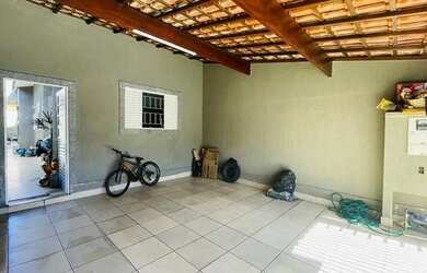 Imagem: A casa possui 2 Dormitórios, 1 Banheiro, 2 Vagas na garagem