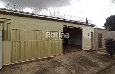 Imagem: A casa possui 2 Dormitórios, 2 Banheiros, 1 Vaga na garagem