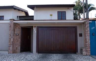 Imagem: A casa possui 4 Dormitórios, 3 Banheiros, 5 Vagas na garagem