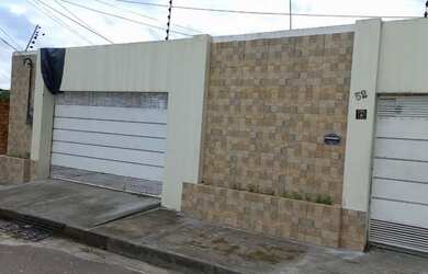 Imagem: A casa possui 3 Dormitórios, 2 Banheiros, 3 Vagas na garagem