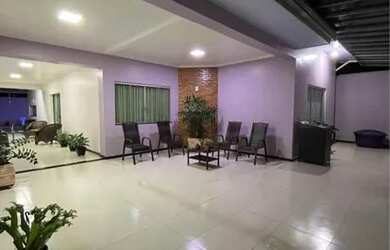 Imagem: A casa possui 3 Dormitórios, 1 Banheiro, 2 Vagas na garagem