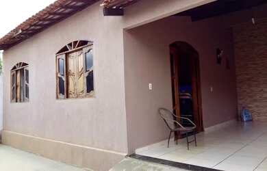 Imagem: A casa possui 2 Dormitórios, 2 Banheiros, 1 Vaga na garagem