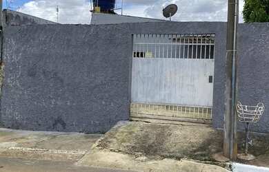 Imagem: A casa possui 2 Dormitórios, 1 Banheiro, 2 Vagas na garagem