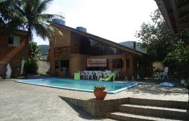 Imagem: A casa possui 5 Dormitórios, 4 Banheiros, 5 Vagas na garagem