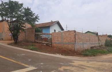 Imagem: A casa possui 2 Dormitórios, 1 Banheiro, 1 Vaga na garagem