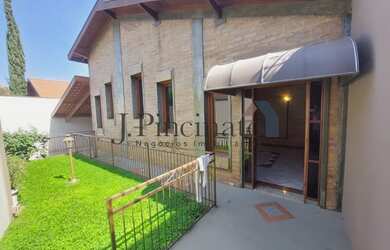 Imagem: A casa possui 3 Dormitórios, 5 Banheiros, 4 Vagas na garagem