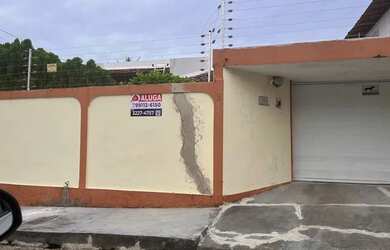 Imagem: A casa possui 3 Dormitórios, 3 Banheiros, 3 Vagas na garagem