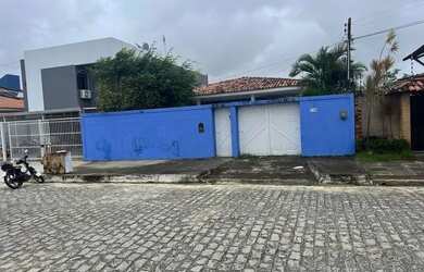 Imagem: A casa possui 4 Dormitórios, 3 Banheiros, 2 Vagas na garagem